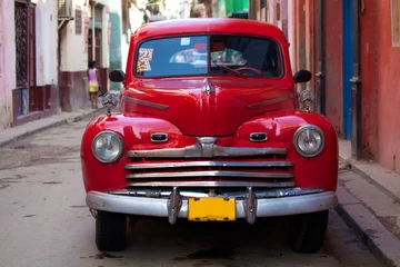 Abwaschbare Fototapete Kubanische Oldtimer Rotes Oldtimer auf der Straße der Altstadt, Havanna, Kuba