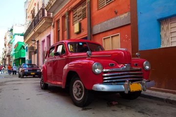 Fotobehang Uitstekende rode auto op de straat van oude stad, Havana, Cuba © Rostislav Ageev