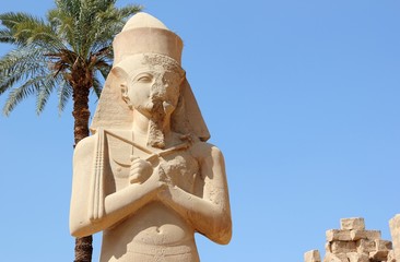 Statue von Ramses II. im Karnak-Tempel, Luxor, Ägypten