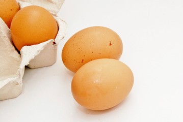 confezione di uova di gallina fresche