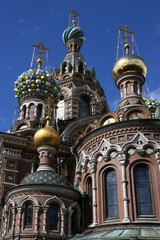 Fototapeta na wymiar Wieża kościoła Zbawiciela i Krwi w Petersburgu