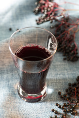 Glas mit Holunderbeersaft