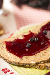 Brot mit Holundergelee