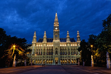 Obraz premium Tall gothic building of Vienna city hall, Austria