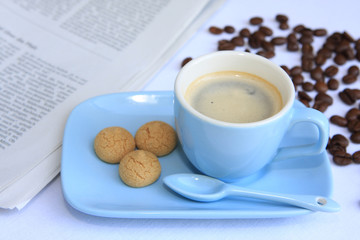 Espressotasse, Zeitung, Kaffeebohnen