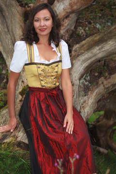 Asiatische Frau in Bayerischer Tracht