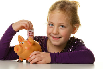 Kind mit Sparschwein. Euroschein sparen