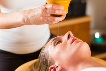 Frau genießt eine Ayurveda Ölmassage