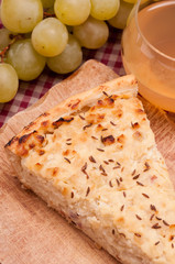 Neuer Wein und Zwiebelkuchen