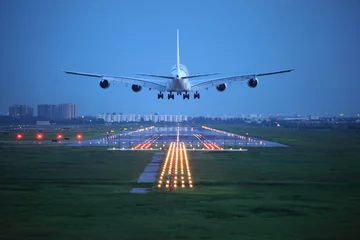 Tischdecke Passagierflugzeug fliegt über Startbahn vom Flughafen © potowizard