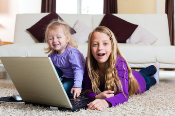 Familie - Kind spielt mit dem Laptop