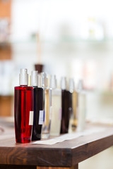 Parfum in Parfümerie oder Drogeriemarkt
