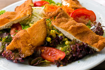 Hühnerstreifen auf Salat