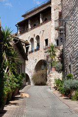 Fototapeta na wymiar Średniowieczna ulica we włoskim wzgórzu miasta Assis
