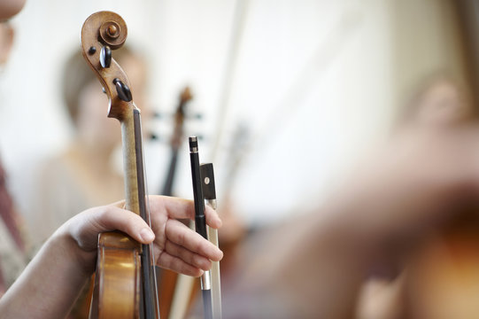Close-up of the neck of a violin with a bow