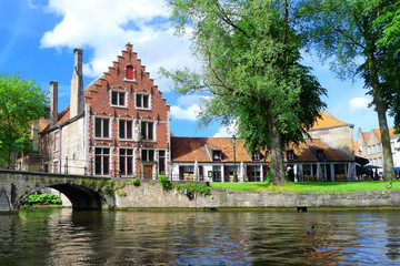 Fototapeta premium beautiful view of bruges from the canal