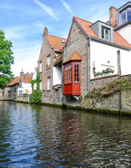 Fototapeta na wymiar Stare domy na wodzie w Brugii