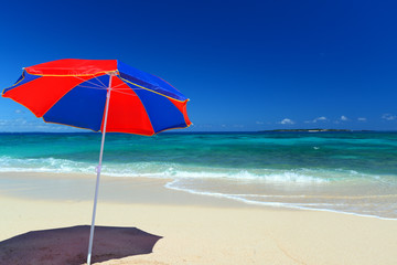 慶良間のきれいなビーチと夏空