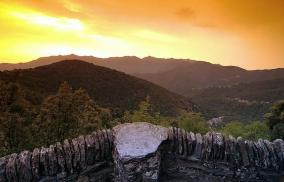 Corse, muret de  lause et  montagnes de castaniccia