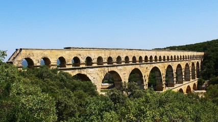 Fototapeta na wymiar Rzymski akwedukt Pont Du areszcie, na południe Francji (4)