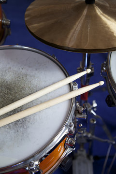 Schlagzeug und Trommelstöcke