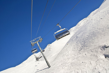 Fototapeta na wymiar Wyciąg narciarski - Alpy