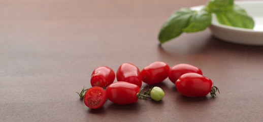 Kirschtomaten auf dunklem Holz