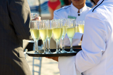 Cameriere con vassoio