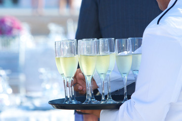 Vassoio con bicchieri di champagne