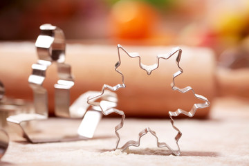 Ausstechform Schneeflocke mit Mehl bestäubt