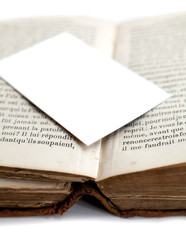 carte blanche déposée sur un livre ancien