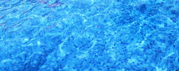 espirales reflejados en el agua azul