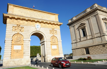 Fototapeta na wymiar Łuk triumfalny w Montpellier