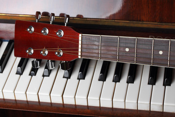 Obraz premium guitar neck on old piano keys