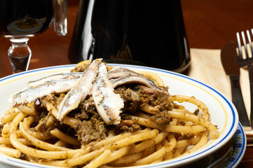 piatto di pasta con sarde e finocchietto tipica palermitana
