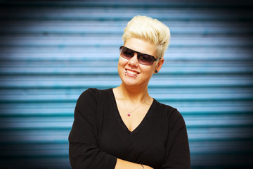 blonde Frau mit sonnenbrille