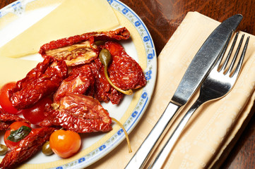 piatto con pomodeori secchi sott'olio