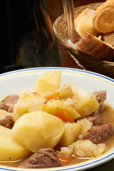 Stufato di manzo con patate e verdure lesse