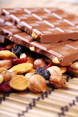 Cioccolato al latte con mandorle e nocciole