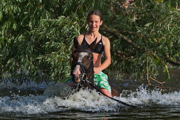 Pferdeschwemme Moorfleet, Reiten und schwimmen in der Dove-Elbe,