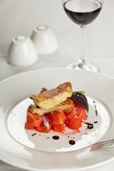 Filet z karmazyna na sałatce z arbuza i czerwonej fasoli