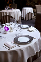 Table, restaurant, gastronomie, luxe, couverts, soirée