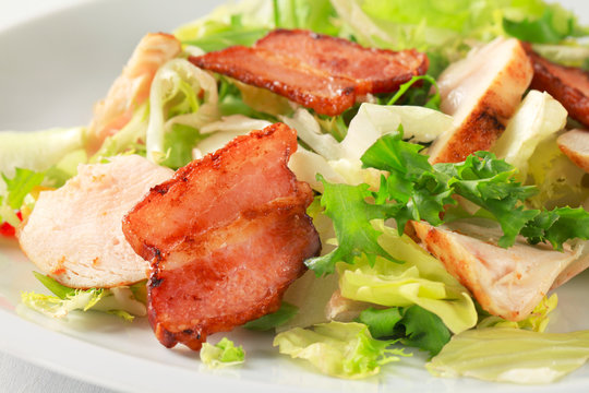 Green salad with chicken and bacon