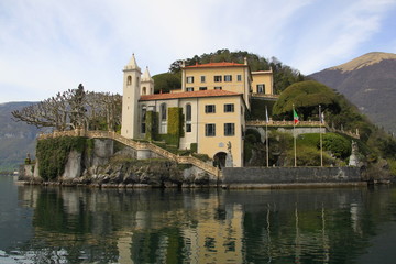 Fototapeta na wymiar willa nad brzegiem jeziora Como