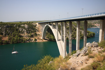 Fototapeta na wymiar ponte sul fiume Krka