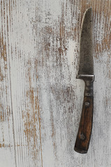 altes Messer auf Holzplatte
