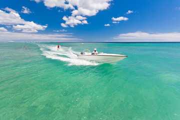 ski nautique sur mer turquoise