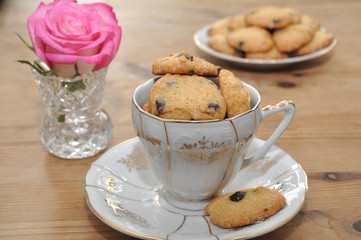 Chocolate Chip Cookies in einer Teetasse mit Rose