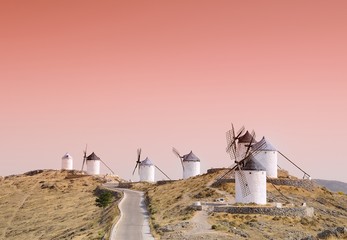 Molinos de viento en  Consuegra, Toledo, España. - obrazy, fototapety, plakaty