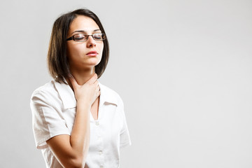 Young woman whit sore throat